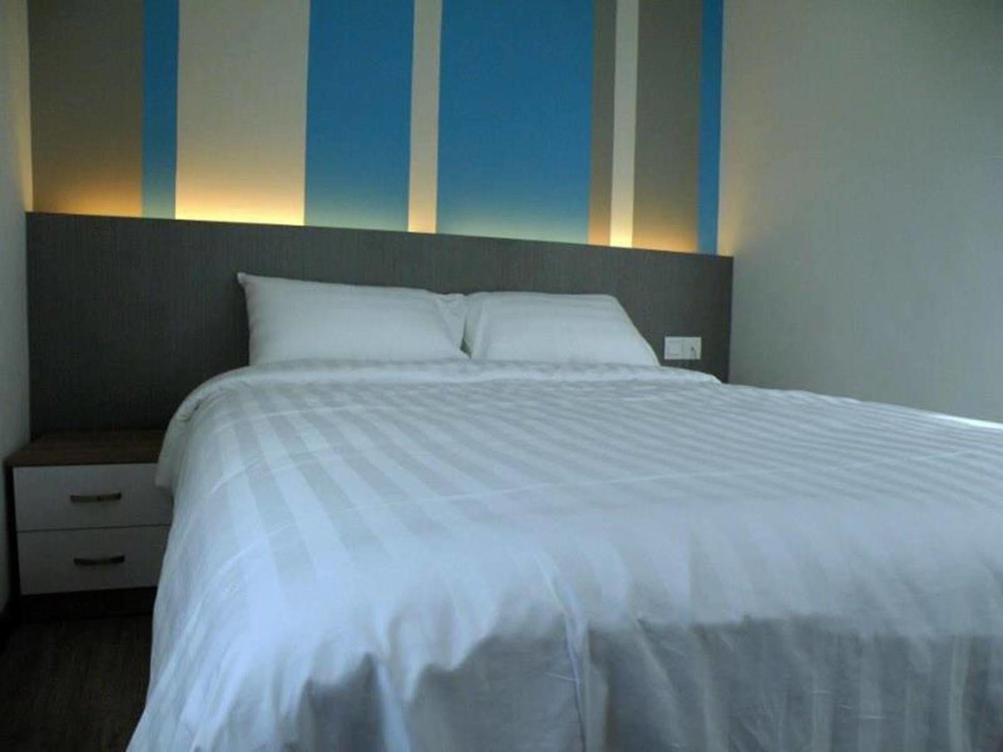 HelicoNia Hotel George Town Esterno foto