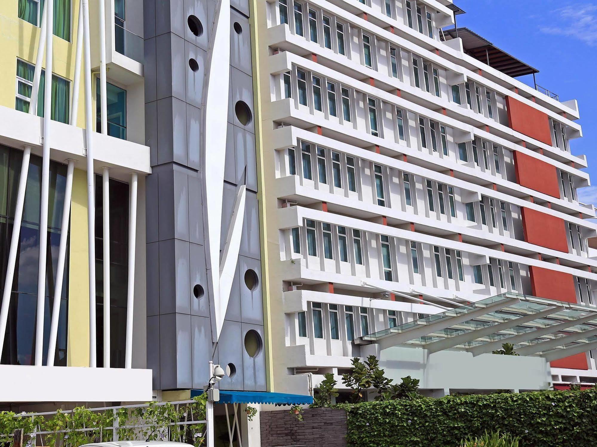 HelicoNia Hotel George Town Esterno foto